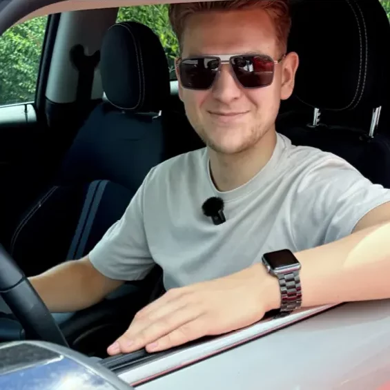 Mann im Auto mit einer Autofahrbrille