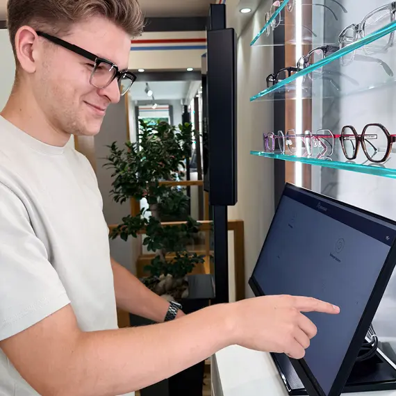 MAnn arbeitet am Bildschirm mit einer Bildschirmbrille