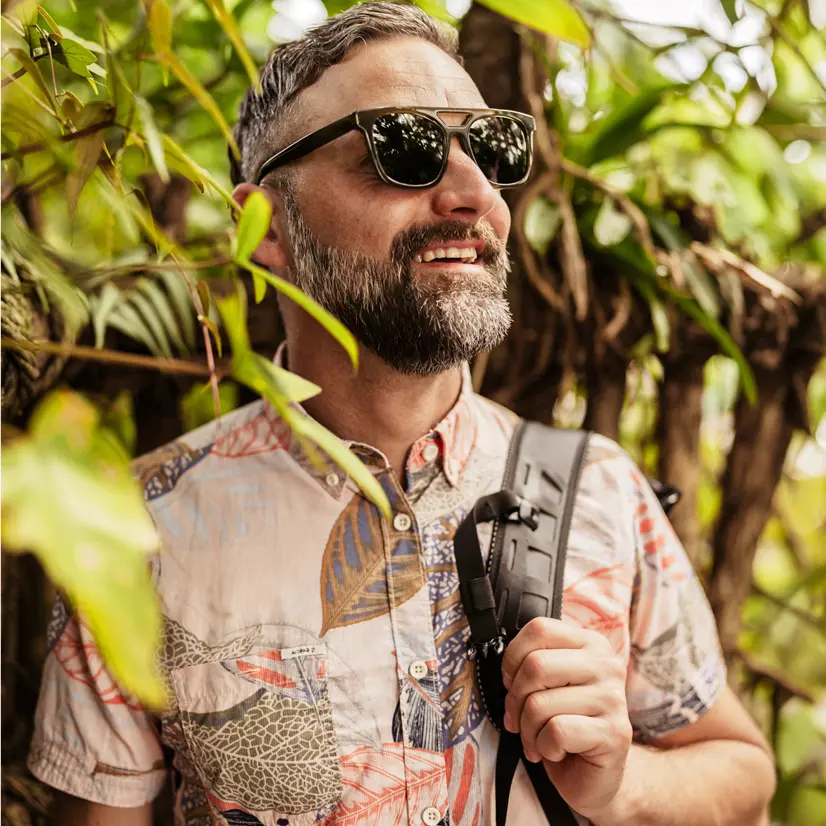 Mann mit Sonnenbrille in einem Wald