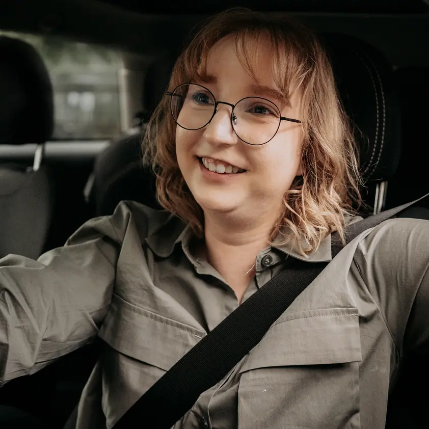 Frau mit Brille am Steuer eines Autos