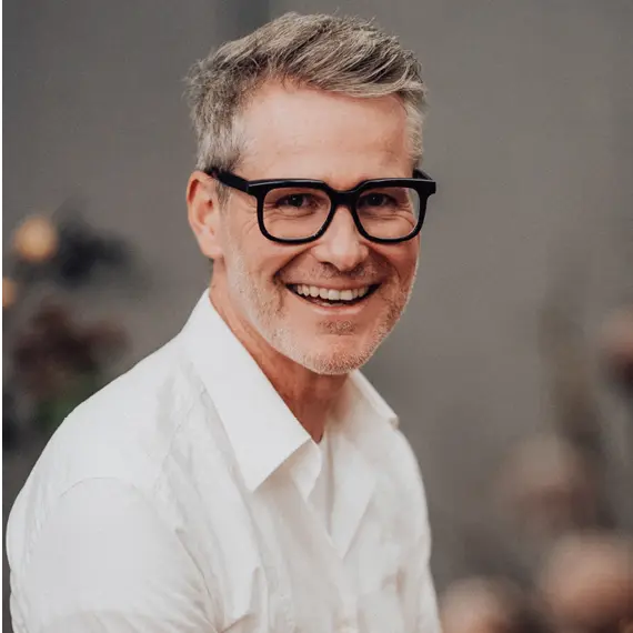 Mann mit einer Gleitsichtbrille