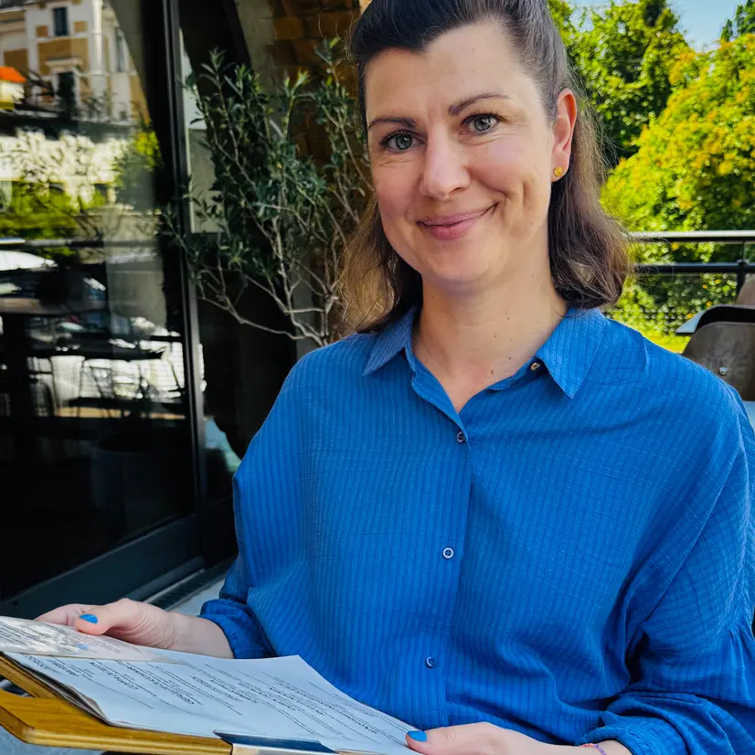 Frau mit Kontaktlinsen liest eine Speisekarte