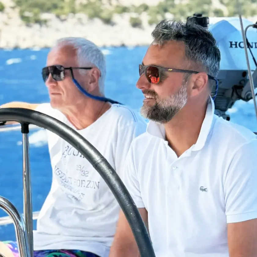 Zwei Männer mit Brillen auf einem Boot