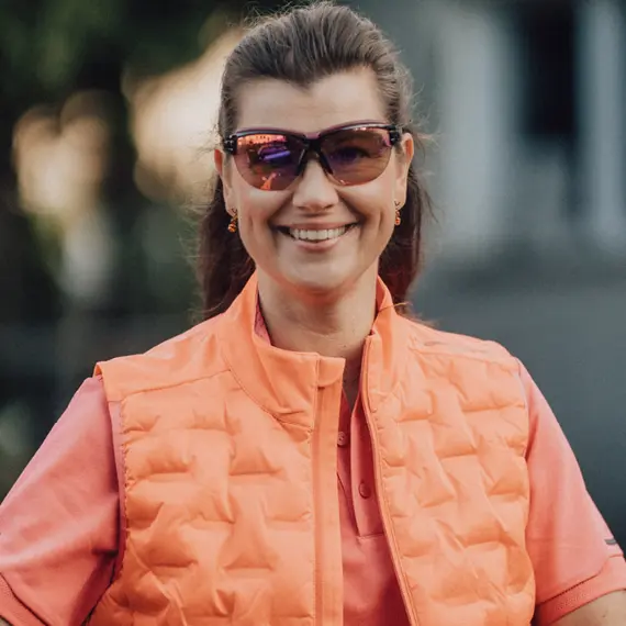 Frau mit Sportbrille