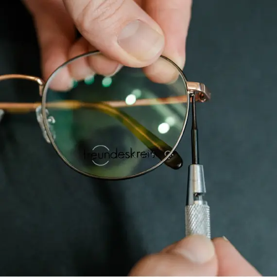 Brille von der Marke Freundeskreis wird repariert