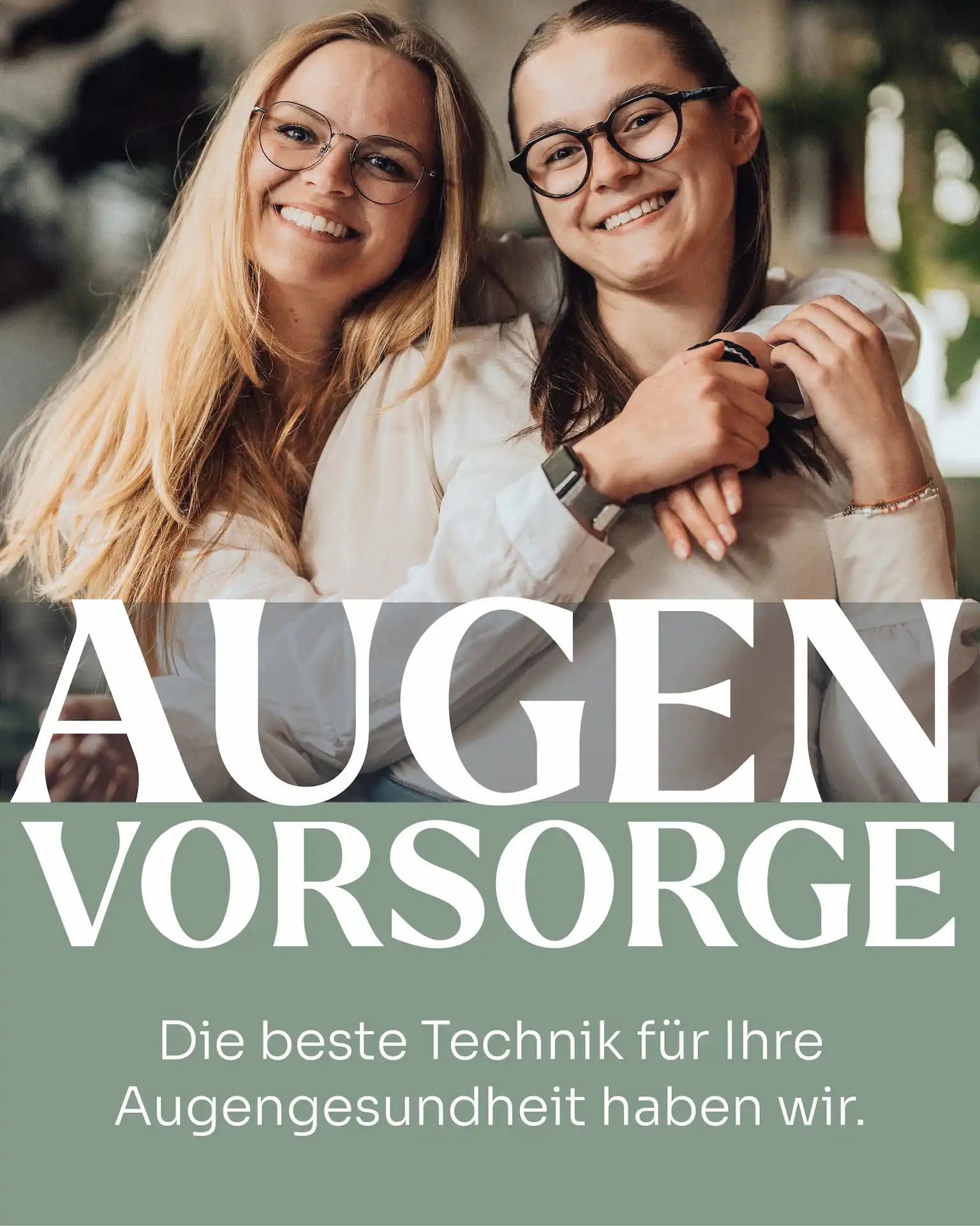 Zwei lächelnde Frauen mit Brillen auf einem Werbebild zur Augenvorsorge mit moderner Technik für die Augengesundheit.